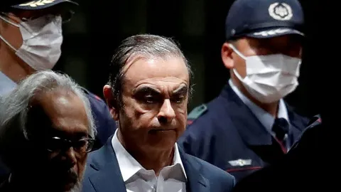 กอส์นออกจากบ้านเอง ระหว่างรอพิจารณาคดีคอร์รัปชัน