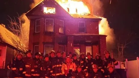 จวกทีมดับเพลิงเซลฟี่หน้าบ้านถูกไฟไหม้