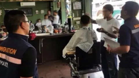 “ปัตตาเลี่ยน” คามือ ตม.จับหนุ่มลาว เปิดร้านตัดผม แย่งอาชีพคนไทย