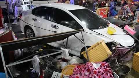 ระทึกกลางดึก เก๋งซิ่งเฉี่ยว จยย.-พุ่งชนร้านค้าพังยับ บาดเจ็บ 2 ราย