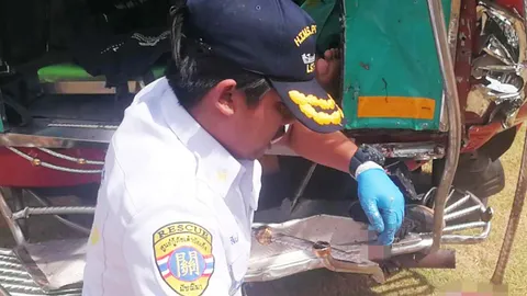 ชนสยอง ปิกอัพเสยท้ายสองแถว นักเรียนชายยืนโหน ขาขาด