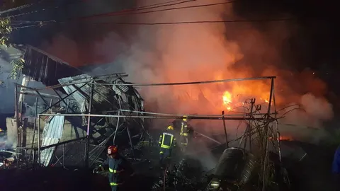 ไฟไหม้โรงงานผลิตที่นอนย่านอ้อมน้อย เสียหายไม่ต่ำกว่า 10 ล้านบาท