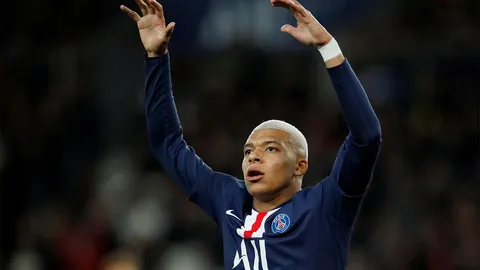 ตะลุยฟุตบอลโลก : ทีมแข้งทองฝังเพชร