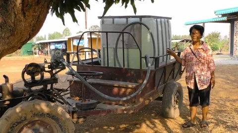 ซื้อน้ำจากรถเร่ ประทังภัยแล้ง