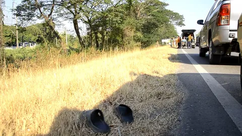 ตร.ชัยนาทเร่งล่ากระบะตีนผี ชนหนุ่มสักลายดับคาที่แล้วหนี ริมถนนสายเอเชีย