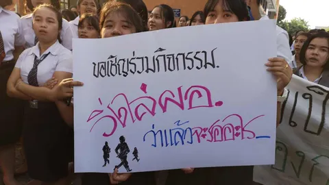 เทคนิคประจวบฯ ฮือ ประท้วงเรียน "ทวิภาคี" ชูป้ายชวนวิ่งไล่ผอ.