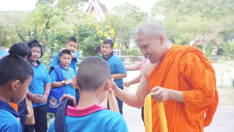 ย่ามไหมโยม หลวงพี่วัดดังเมืองตรัง แจกไม่อั้น หลังเด็กชอบ ผู้ใหญ่ใช้ดี