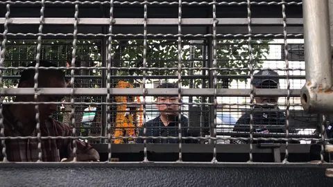 ตำรวจ สน.เพชรเกษม คุมตัว "ไอซ์หีบเหล็ก" ไปฝากขัง พร้อมค้านประกันตัว