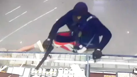 ยัน "มีความคืบหน้า" 4 วันล่าโจรโฉดปล้นทอง ตำรวจทำงานไม่หยุด