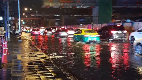 เช้านี้กรุงเทพฯ ฝนตกหนัก จราจรติดขัดหลายพื้นที่ แจ้งวัฒนะท่วมแล้ว