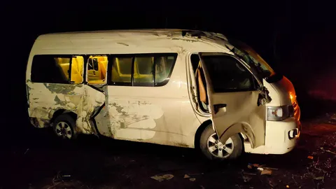 กระบะกลับจากดูหมอลำข้ามเลนชนรถตู้โดยสารที่กาฬสินธุ์ เจ็บ 8 สาหัส 1