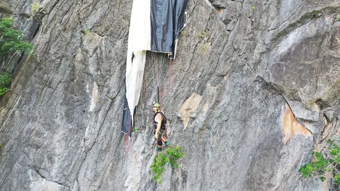 กู้ภัยพัทลุงเร่งช่วยฝรั่งออสเตรีย ร่มติดหน้าผาเขาอกทะลุลงมาไม่ได้