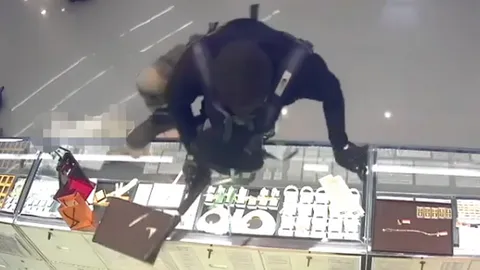 ตร.ตรวจพบปืนแบบที่คนร้าย ปล้นร้านทองลพบุรีใช้ มีของ ตร. 2 ชาวบ้าน 11