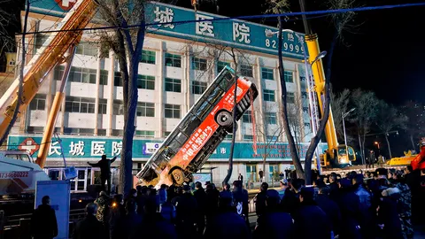 นาทีสุดตะลึง ถนนจีนทรุดจนเป็นหลุมยักษ์ รถบัสหมดทางหนี ตาย 6 เจ็บอื้อ (คลิป)