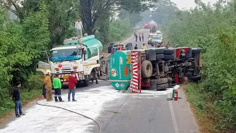 ระทึก คนขับหลับใน รถบรรทุกน้ำมัน 1.9 หมื่นลิตร พลิกคว่ำขวางถนน