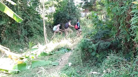 3 ลูกเสือวิ่งให้วุ่น หลังเดินชิดริมรั้ว เจอคุณครูถาม พากันไปไหน