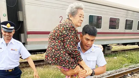 แห่แชร์เรื่องราวสุดประทับใจ พนักงานช่วยอุ้มคุณยายวัย 82 ลงจากรถไฟ