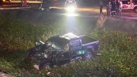 สลดอีกครูสอนภาษาไทยขับกระบะเฉี่ยว 18 ล้อ ชนป้ายข้างทาง พุ่งลงคูน้ำดับ