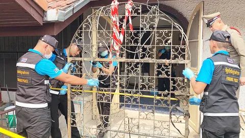 จนท.พบประตูเหล็กที่เจอก้นบ่อ พอดีกับวงกบประตูทางเข้าบ้าน "ไอซ์หีบเหล็ก"