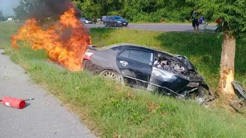 แม่ค้าสาวขับเก๋งติดแก๊ส ชนต้นไม้ไฟลุกท่วม ย่างสดดับสลดคารถ 