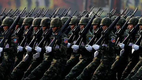 ส่องตำรวจ : เหล่าทัพสวนสนาม