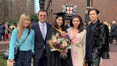 ครอบครัว พีช พชร พร้อมหน้า พ่อแม่ร่วมเฟรม ยินดีพี่สาวคนโตรับปริญญา
