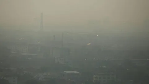 ผู้ว่าฯ อัศวิน แนะคนกรุงใส่หน้ากากกันฝุ่น PM 2.5 หลายจุดค่าเกินมาตรฐาน