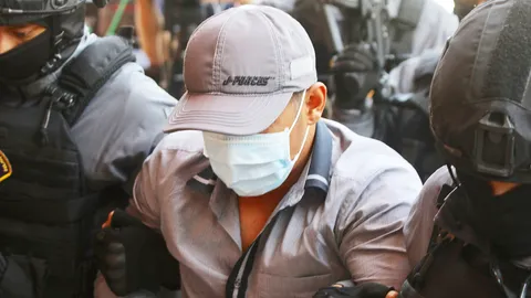 เปิดภาพตำรวจคุมเข้ม "โจรปล้นร้านทองลพบุรี" สอบปากคำ