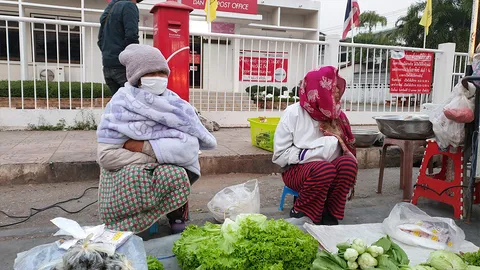 เลยเจอหนาวต่อเนื่อง แม่ค้าห่มผ้าขายผักในตลาดด่านซ้าย เย็นต่ำสุด 8 องศาฯ 