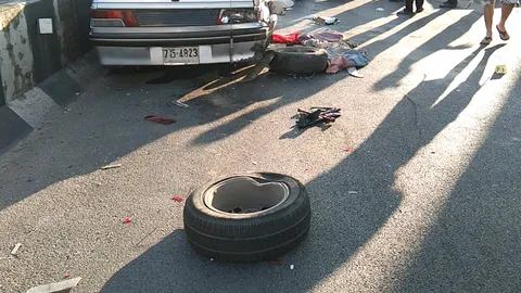 แท็กซี่พลเมืองดีจอดรถช่วยคุณปู่ยางแตก ถูกหนุ่มซิ่งเก๋งวิ่งชนดับ 2 ศพ