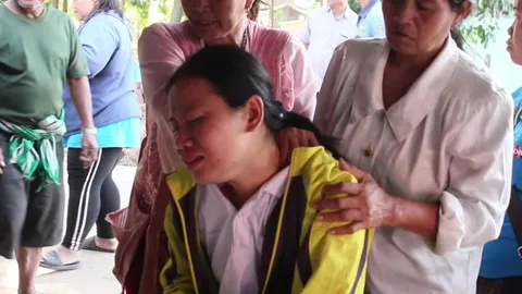 สลด หลานน้อยวิ่งตามรถตา โดนเบียดล้มล้อทับดับ แม่เป็นลมหลายตลบ