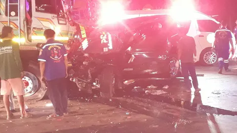 รองผู้กำกับสืบขับรถหลุดโค้ง ชนประสานงา 10 ล้อ ดับติดคาซากรถ