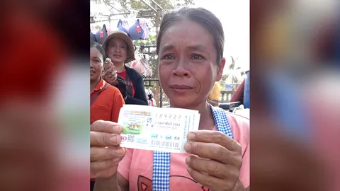 แม่ค้าตลาดนัด น้ำตาคลอ ดีใจถูกหวยรางวัลที่ 1 รวย 6 ล้านบาท