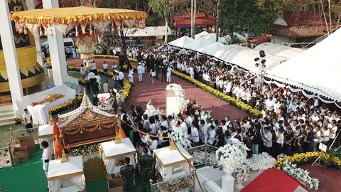 ศิษยานุศิษย์นับหมื่นแห่ร่วมพิธีพระราชทานเพลิงศพ หลวงพ่อบุญอุ้ม ที่นครพนม