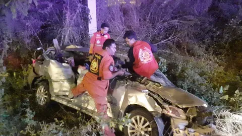 สาวมหาสารคาม ขับเก๋งเฉี่ยวท้ายรถบรรทุกอ้อย พลิกตกถนนยับตายคาที่