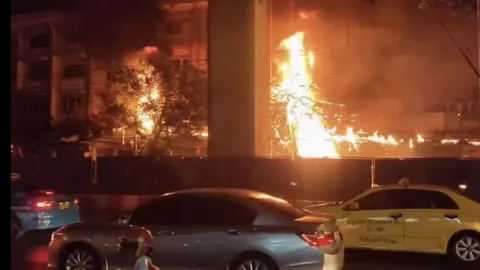 แตกตื่นกลางดึก ไฟไหม้สายไฟ ซ.ลาดพร้าว 101 เสียงปะทุดังต่อเนื่อง (คลิป)