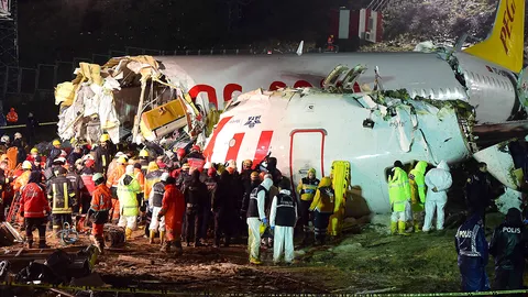 ช็อก บินตุรกีไถลหลุดรันเวย์ ขาด 3 ท่อน ดับ 1 ศพ เจ็บกว่า 150 ราย (คลิป)