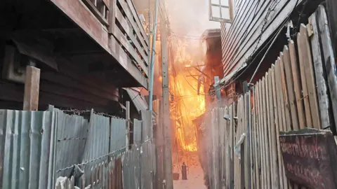 ระทึกกลางกรุง ไฟไหม้ชุมชนวัดมะกอก หลังรพ.พระมงกุฎ บาดเจ็บ 1 