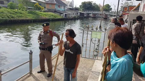 พบศพหนุ่มนิรนาม คาดเป็นสมาชิกแก๊งโอรส ลอยอืดติดท่าน้ำวัดหนัง ฝั่งธนฯ