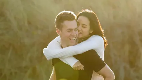 คลื่นรบกวน : วาววา-ณิชารีย์ ลงภาพคู่กับ หนุ่มฝรั่ง ช่วงนี้โลกทั้งใบเป็นสีชมพู