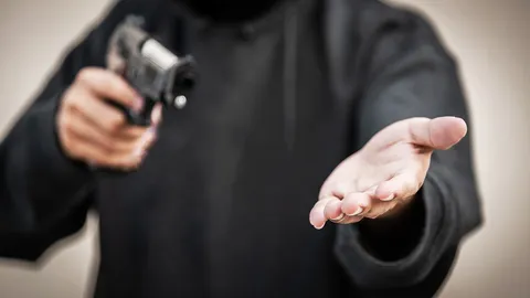 หนุ่มเล่านาที ถูกเด็กวัย 13 ใช้ปืนปลอมจี้เอว ขอเงินหน้าร้านสะดวกซื้อ