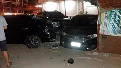 ชนนิสิตสาวมหาวิทยาลัยบูรพา ร้านข้าวริมถนนสลด (คลิป)