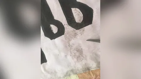 ป่วนก่อนฟุตบอลประเพณี จุฬาฯ- มธ. บุกเหยียบป้ายผ้าล้อการเมือง