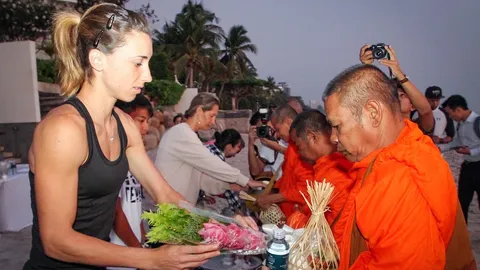 "มาร์ติช" สัมผัสวิถีไทย ทำบุญตักบาตรริมหาดหัวหิน