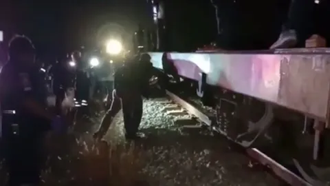 หนุ่มคิดสั้น ซดเหล้าย้อมใจ นอนขวางรถไฟ ถูกบดร่างแหลก ขาขาดดับสยอง