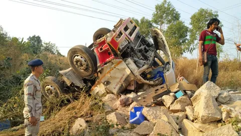 รถเทรลเลอร์ เบรกแตก ตกเหว 30 ม.คนขับสาหัส เสียสละ อีก 150 ม.เป็นจุดตรวจ 