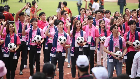 พาส่อง หนุ่มหล่อสาวสวย งานฟุตบอลประเพณี "จุฬาฯ-ธรรมศาสตร์" ครั้งที่ 74