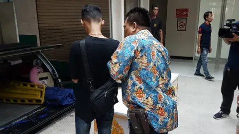 ลูกชายเศร้ารับศพแม่ เหยื่อพ่อเลี้ยงใช้กรรไกรแทงดับกินยาพิษตาม