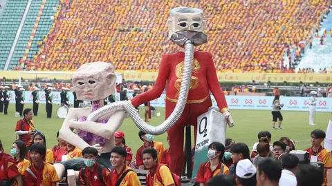 เก็บตก "สีสันขบวนล้อการเมือง" เหน็บ รบ.บิ๊กตู่ บอลประเพณี จุฬาฯ-ธรรมศาสตร์ 