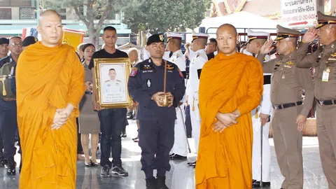 ร่าง 2 วีรบุรุษอรินทราชถึงวัดแล้ว เพื่อนพี่น้องตำรวจรอรับด้วยความอาลัย